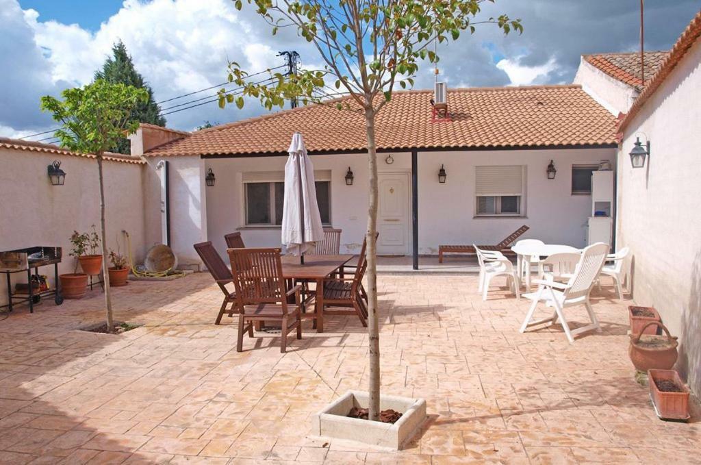 Вилла La Casa De La Puebla Ла-Пуэбла-де-Монтальбан Экстерьер фото